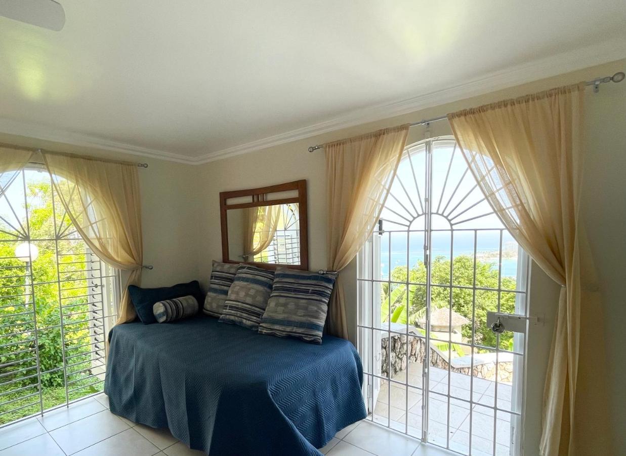 Hummingbird Retreat - Luxury Oceanview Apt, 7-Minute Walk To Beach 오쵸 리오스 외부 사진