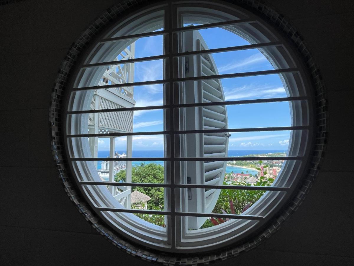 Hummingbird Retreat - Luxury Oceanview Apt, 7-Minute Walk To Beach 오쵸 리오스 외부 사진