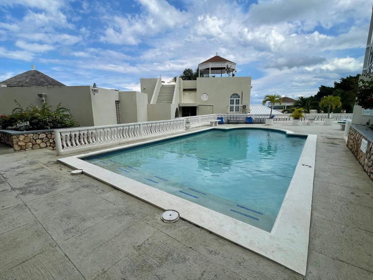 Hummingbird Retreat - Luxury Oceanview Apt, 7-Minute Walk To Beach 오쵸 리오스 외부 사진