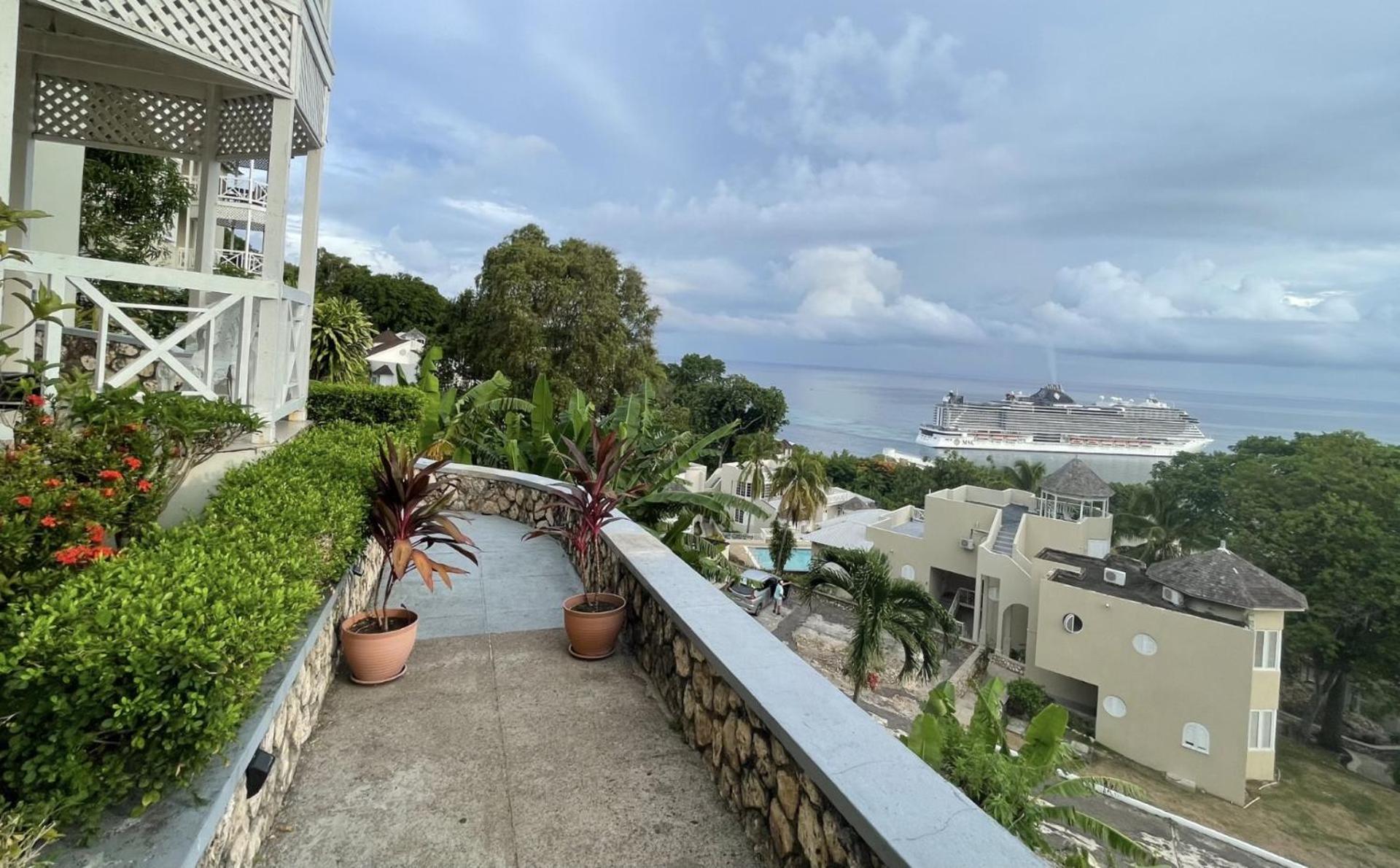 Hummingbird Retreat - Luxury Oceanview Apt, 7-Minute Walk To Beach 오쵸 리오스 외부 사진