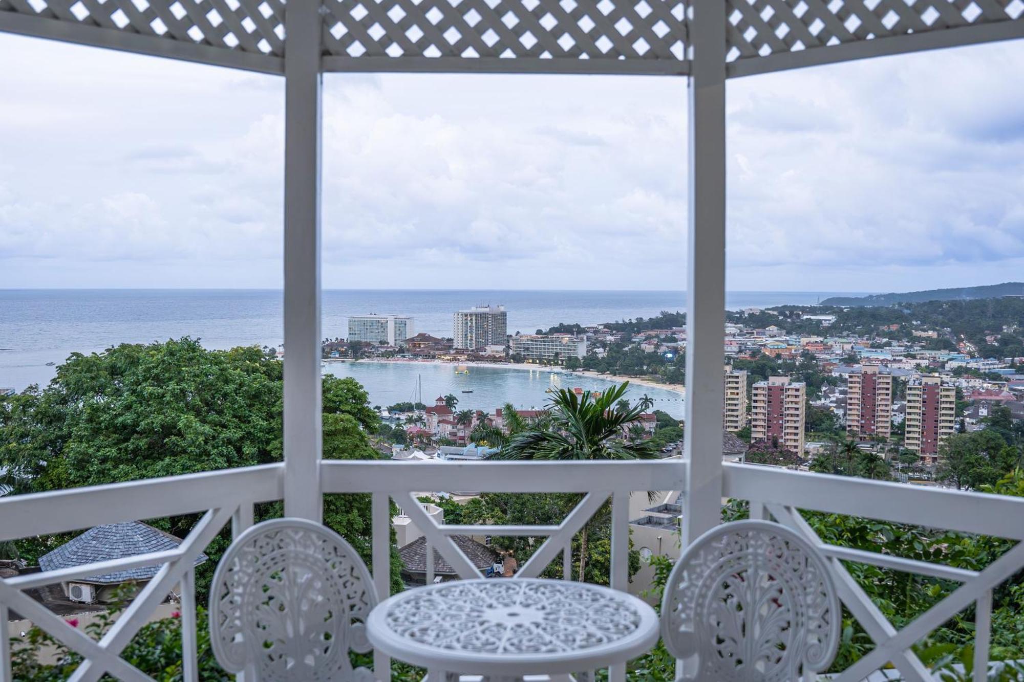 Hummingbird Retreat - Luxury Oceanview Apt, 7-Minute Walk To Beach 오쵸 리오스 외부 사진
