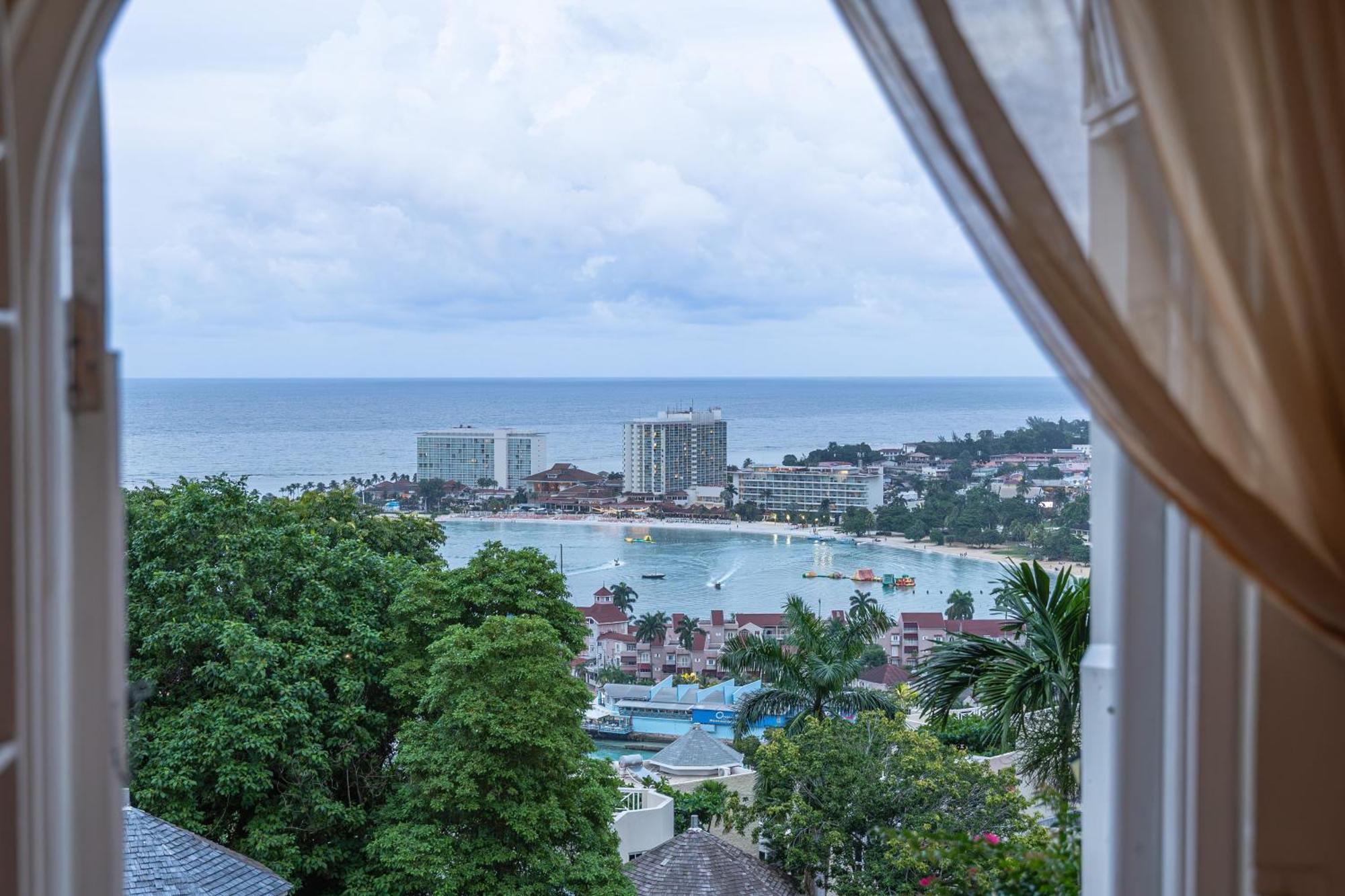 Hummingbird Retreat - Luxury Oceanview Apt, 7-Minute Walk To Beach 오쵸 리오스 외부 사진